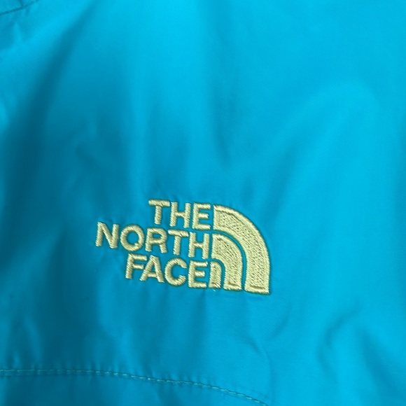 The Northface Girls Raincoat - Picture 3 of 7